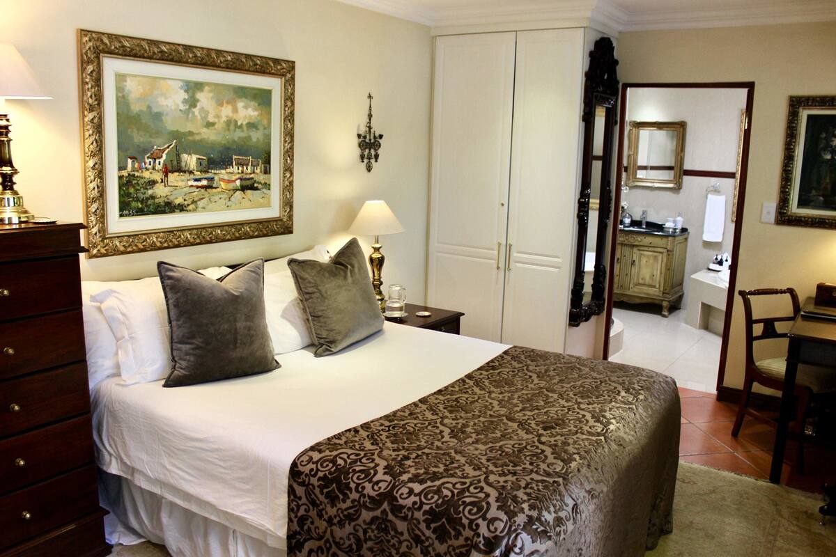 Egyptian cotton sheets, premium bedding, pillow-top beds, minibar