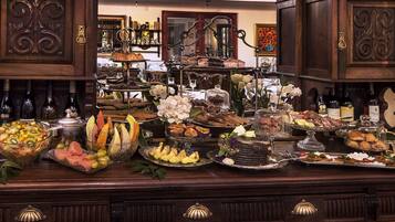 Daily cooked-to-order breakfast (ZAR 140.00 per person)