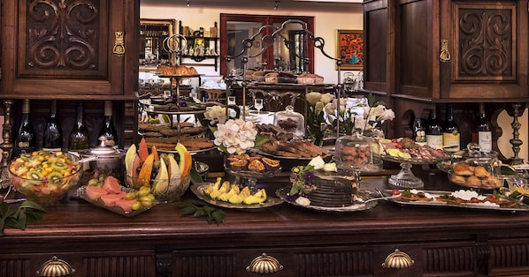 Daily cooked-to-order breakfast for a fee