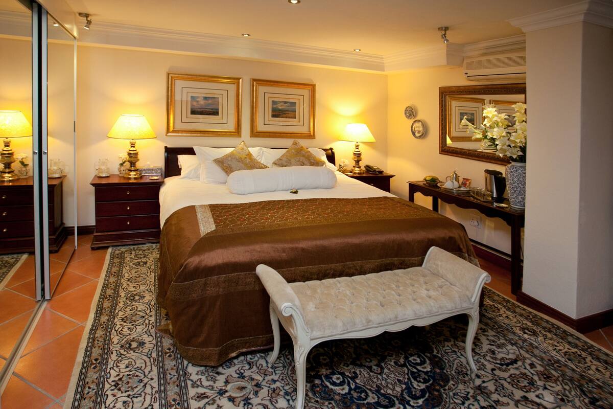 Egyptian cotton sheets, premium bedding, pillow-top beds, minibar