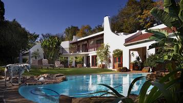 Piscina externa sazonal, espreguiçadeiras
