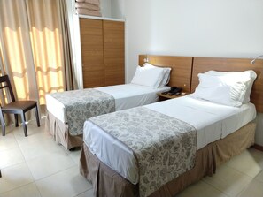 Minibar, brankas, meja kerja, dan tirai kedap cahaya