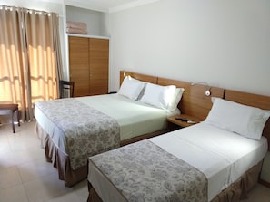 Quarto triplo standard | Frigobar, cofres nos quartos, escrivaninha, cortinas blackout