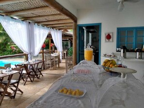 Free daily buffet breakfast  - Ilha de Itaka Pousada (Ubatuba)