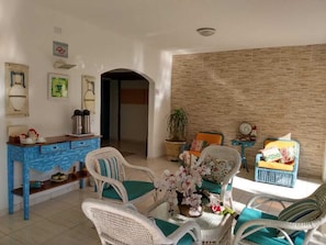 20-inch LCD TV with cable channels, TV - Ilha de Itaka Pousada (Ubatuba)