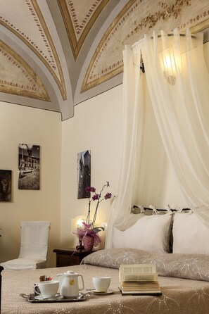 Minibar, bureau, espace de travail pour ordinateur portable