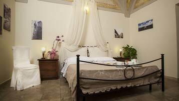 Minibar, desk, laptop workspace, cots/infant beds