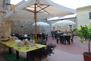 Outdoor dining - Camere del Re (Tarquinia)