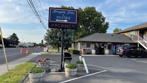 A motel sign indicating a vacancy and an office.