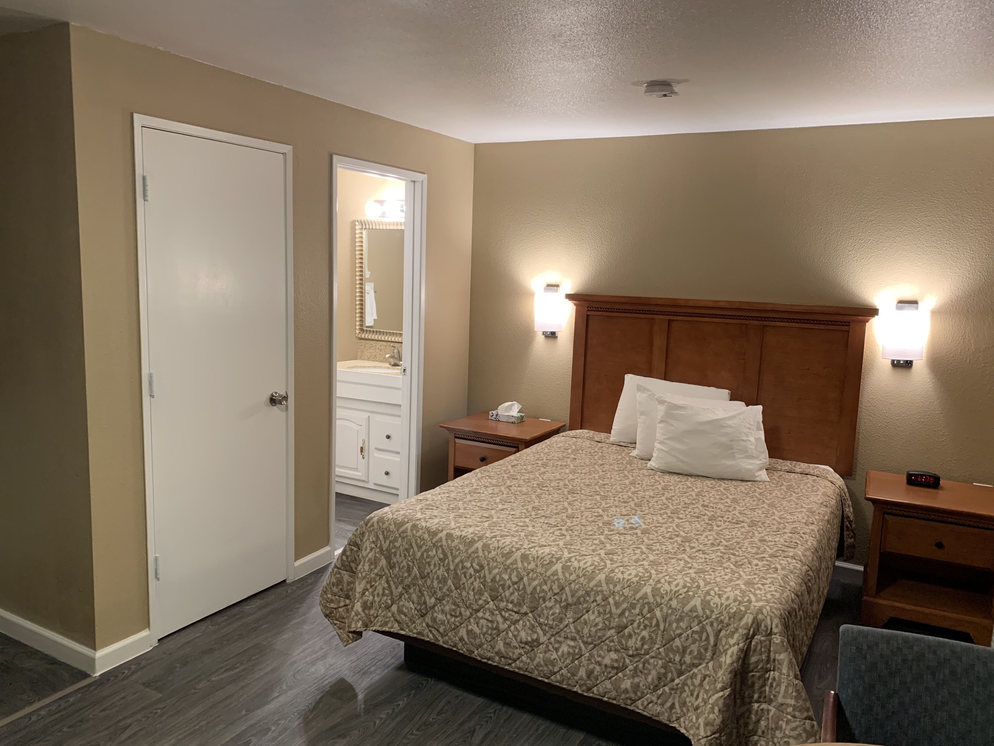 Desk, soundproofing, iron/ironing board, free WiFi