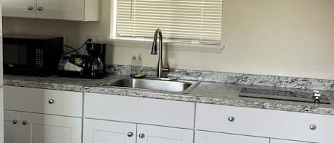 One queen bed non smoking | Private kitchen | Fridge, microwave, coffee/tea maker, cookware/dishes/utensils