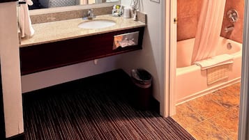 Suite, 1 King-Bett | Badezimmer | Duschwanne, kostenlose Toilettenartikel, Haartrockner, Handtücher