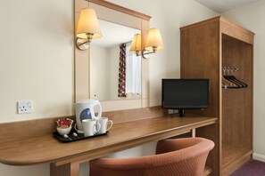 Desk, iron/ironing board, free cots/infant beds, free WiFi - Days Inn by Wyndham Cannock Norton Canes M6 Toll (Cannock)