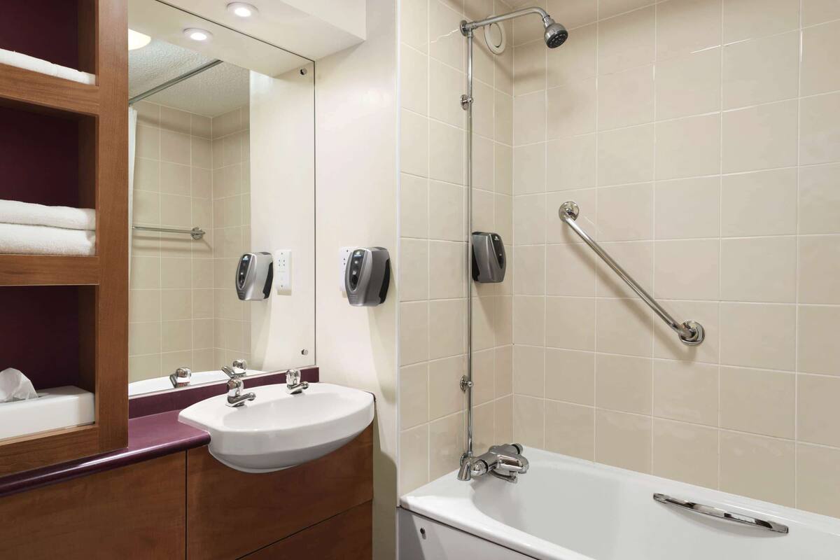 combined shower/bathtub, eco-friendly toiletries, hair dryer, towels