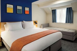 مكتب ومساحة عمل للكمبيوتر المحمول وستائر تعتيم ومكواة/لوح كي