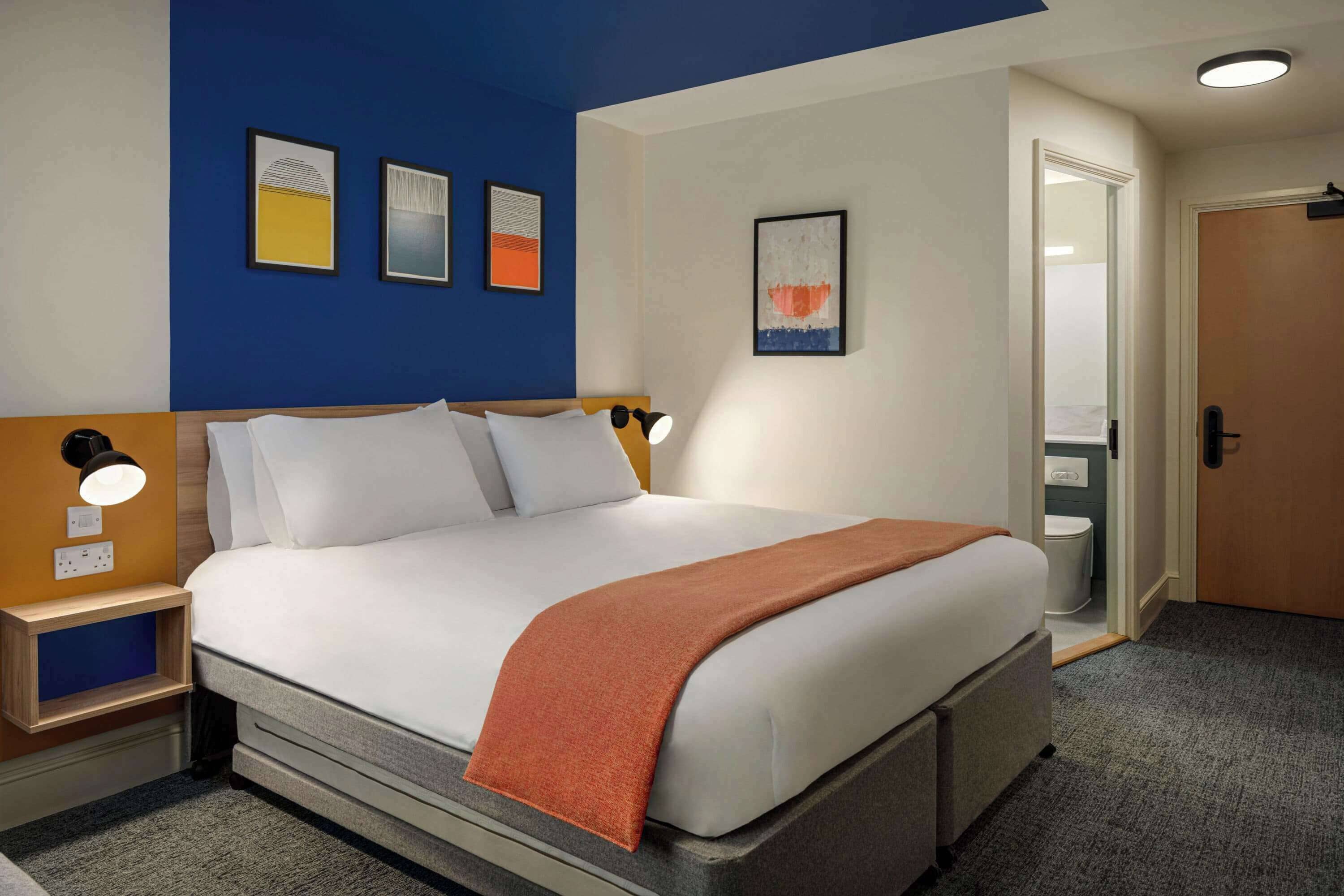 Room (Standard King) | Desk, laptop workspace, blackout curtains, iron/ironing board