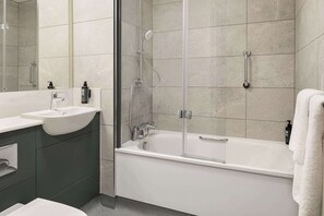 مستلزمات للعناية الشخصية صديقة للبيئة، مجففات شعر، مناشف، ورق حمّام