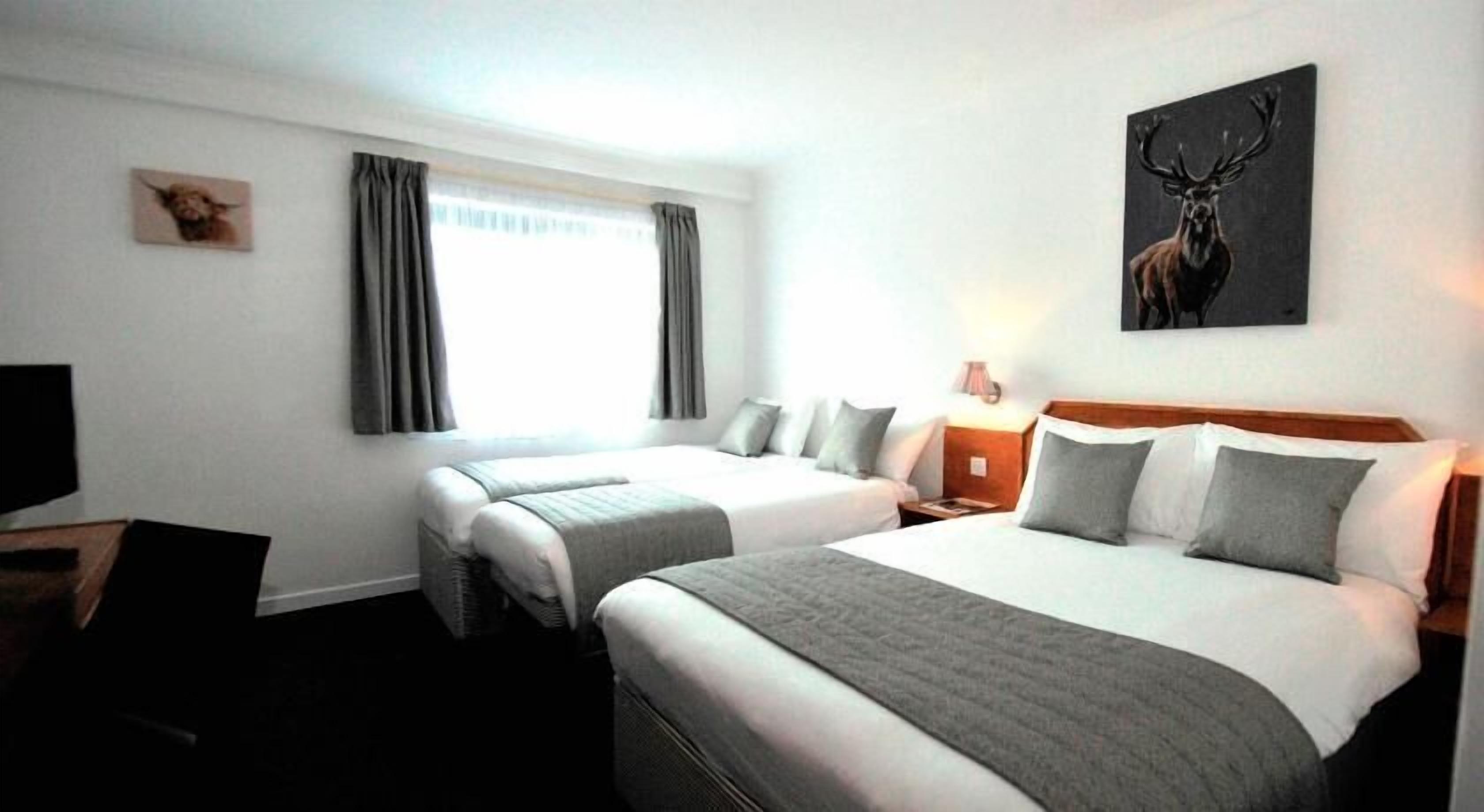 Escritorio, espacio para trabajar con laptop y cunas gratuitas 