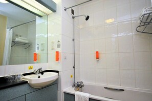 Tina con regadera, amenidades de baño ecológicas, secadora de cabello 