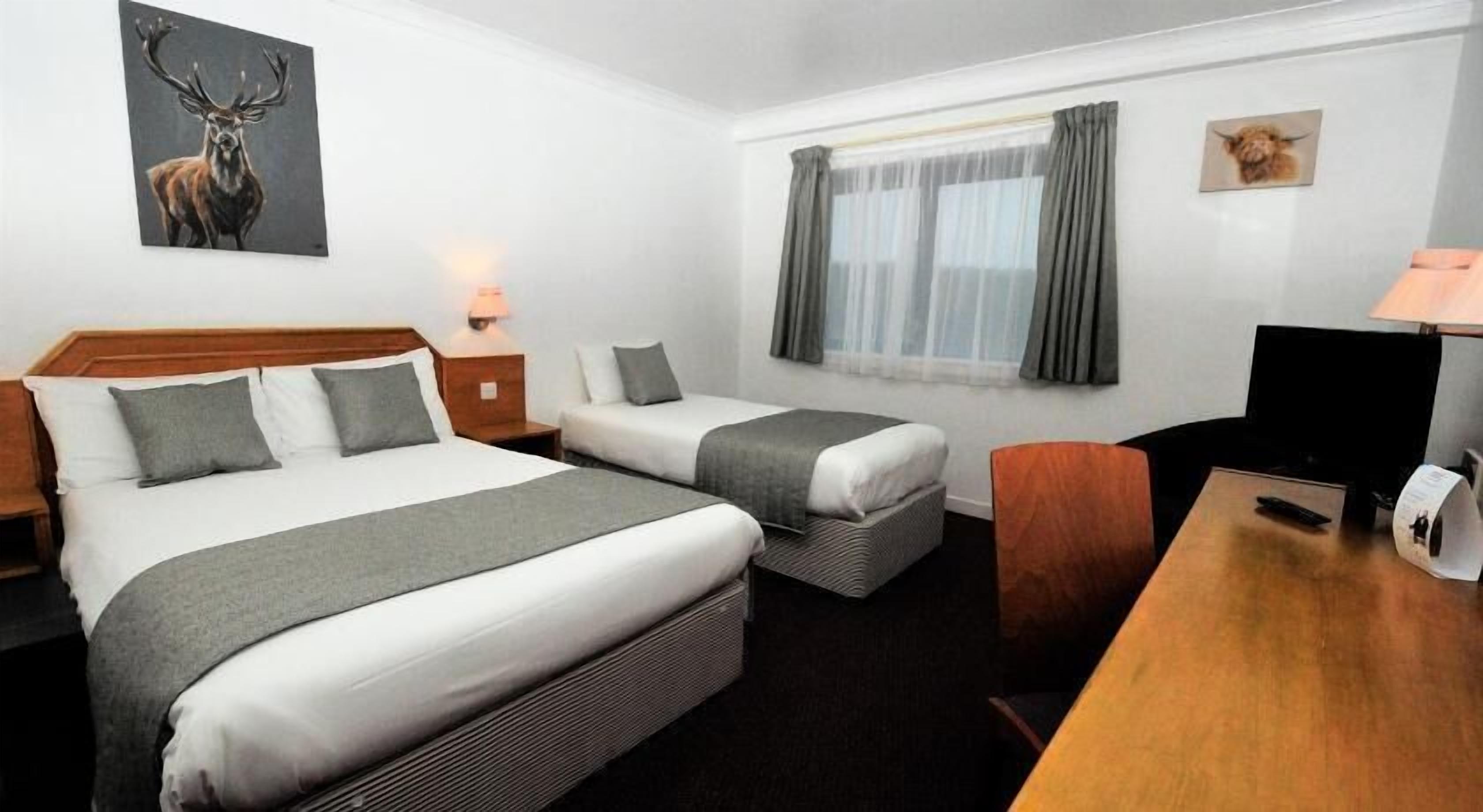 Escritorio, espacio para trabajar con laptop y cunas gratuitas 