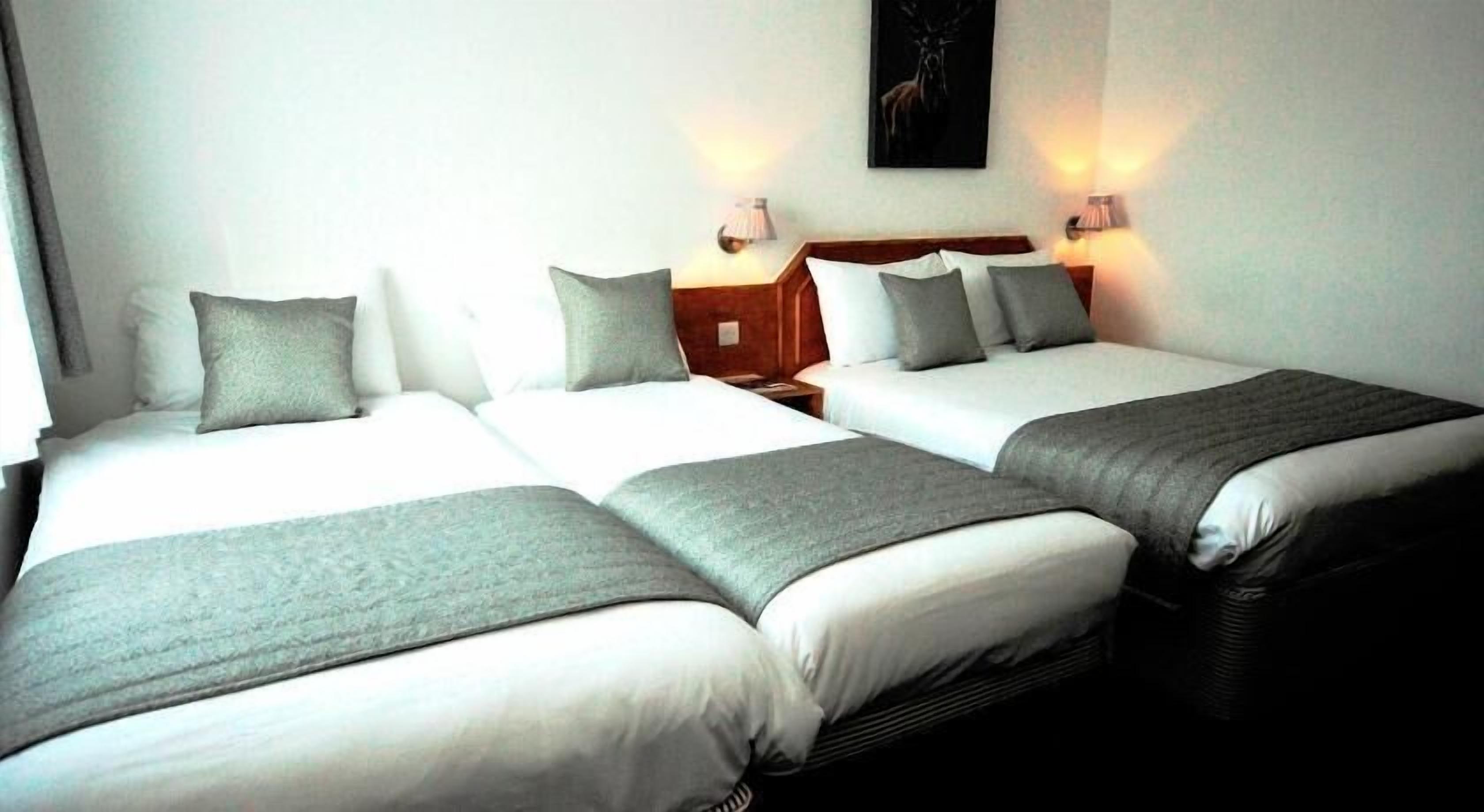 Escritorio, espacio para trabajar con laptop y cunas gratuitas 