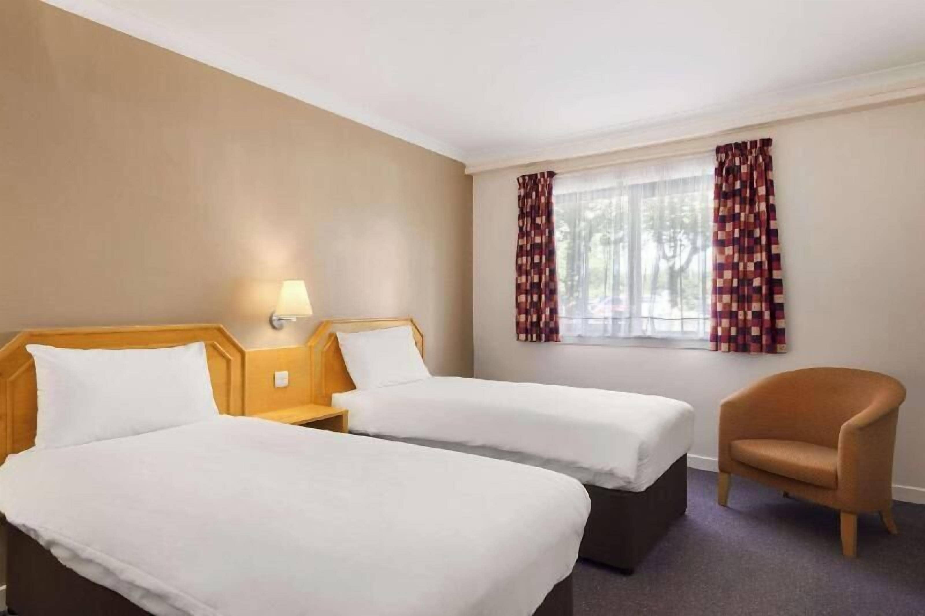 Escritorio, espacio para trabajar con laptop y cunas gratuitas 