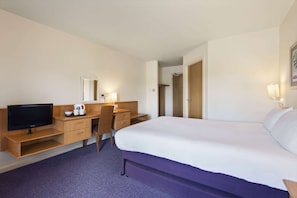 Desk, laptop workspace, free cots/infant beds, free WiFi - Days Inn by Wyndham Lockerbie Annandale Water (Lockerbie)