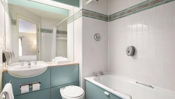 Un baño con lavabo, inodoro y bañera.