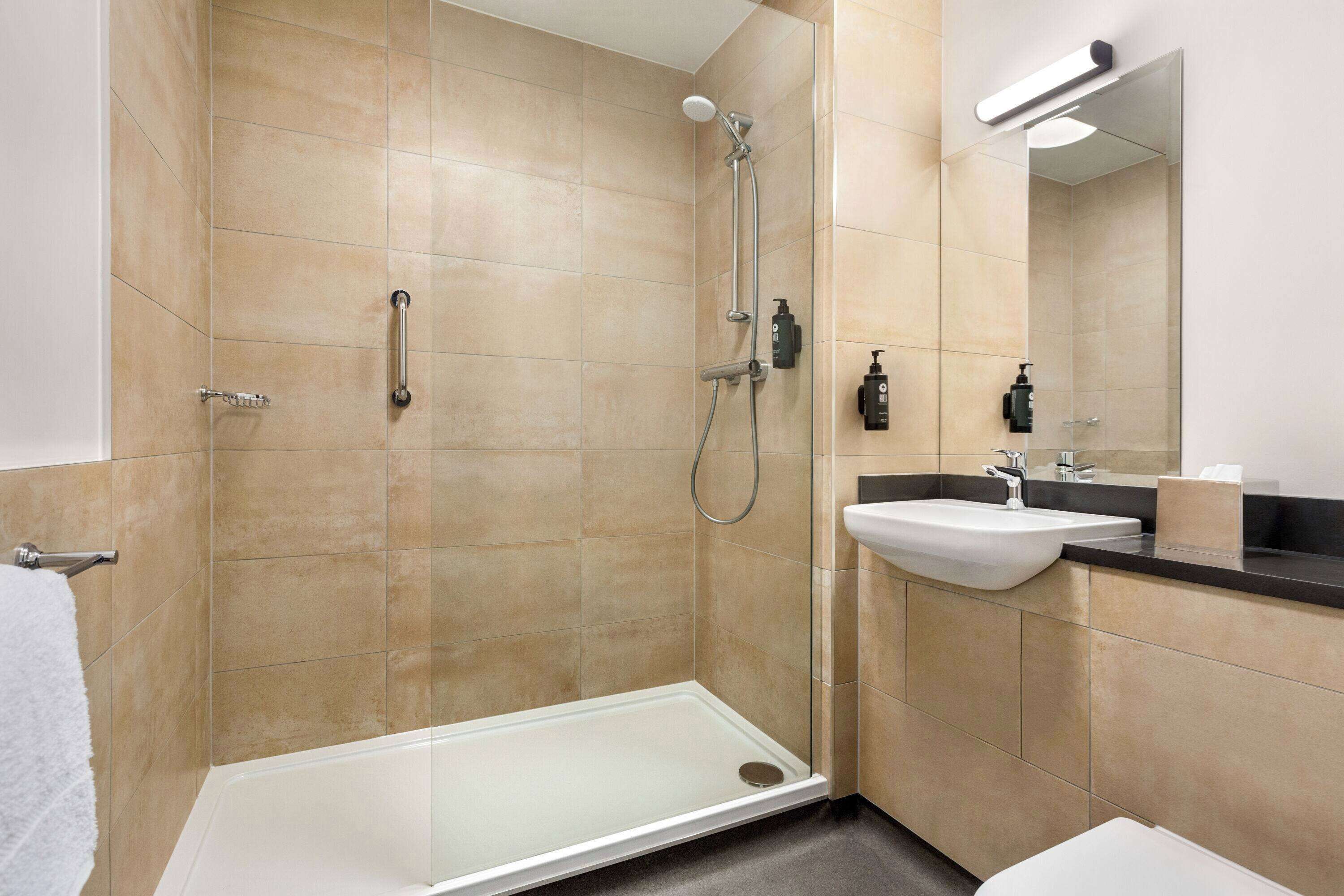 combined shower/bathtub, eco-friendly toiletries, hair dryer, towels