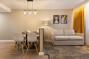 Escritorio, espacio para trabajar con laptop y cunas gratuitas 