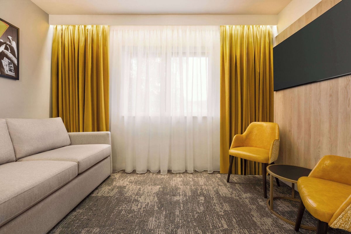 apartment, 2 bedrooms (1 king, 2 twin, and 1 sofabed) | desk, laptop workspace, free cots/infant beds, free wifi