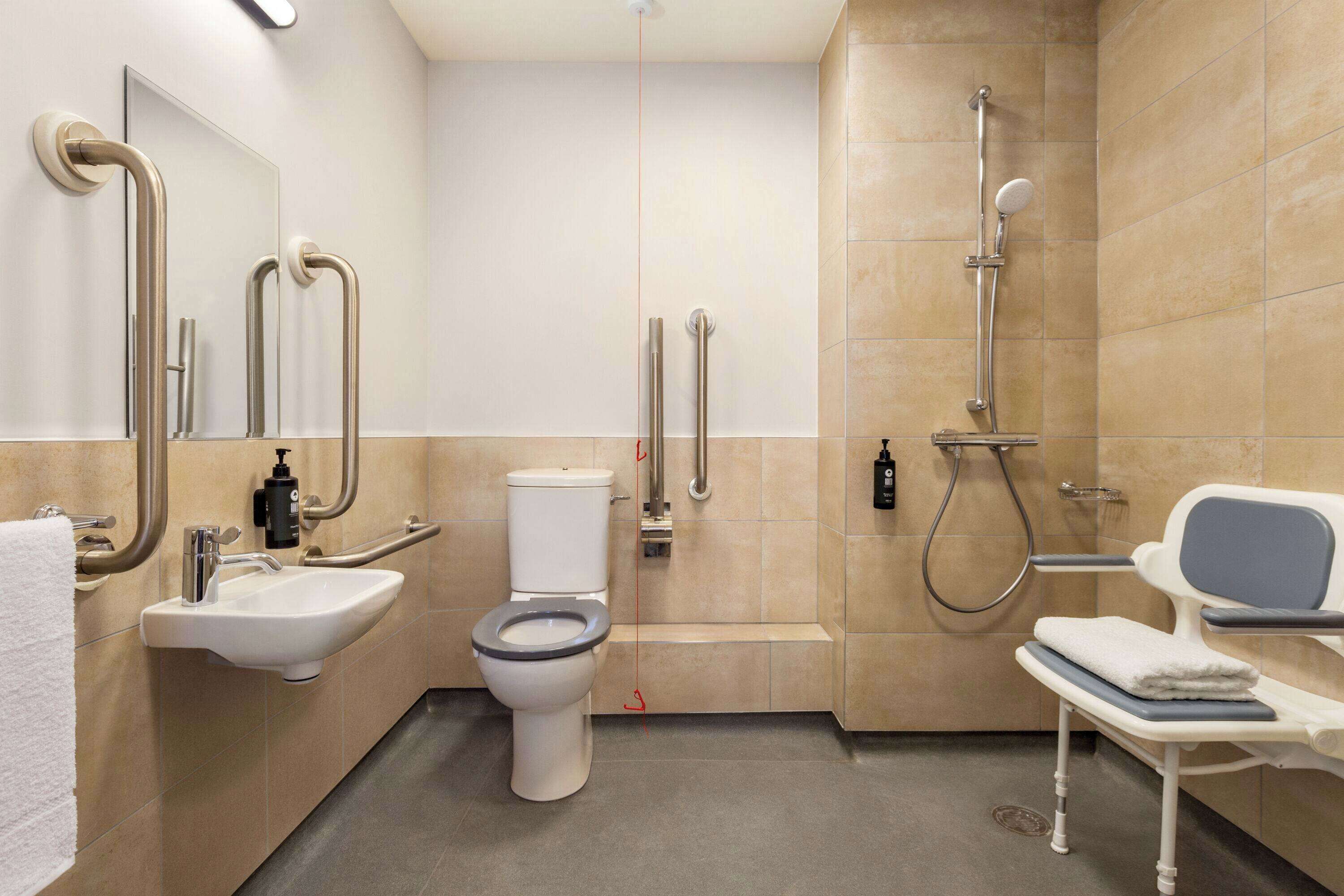 combined shower/bathtub, eco-friendly toiletries, hair dryer, towels