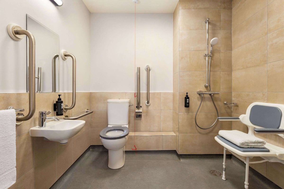 combined shower/bathtub, eco-friendly toiletries, hair dryer, towels