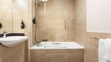 Une salle de bain moderne avec un lavabo, une douche et une baignoire.