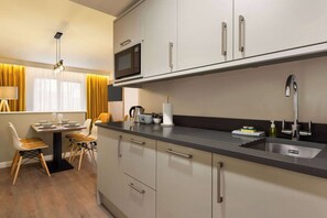 Apartament, 2 dormitoris (1 King, 2 Twin, and 1 Sofabed) | Escriptori, espai de treball apte per a portàtils i bressols gratuïts 