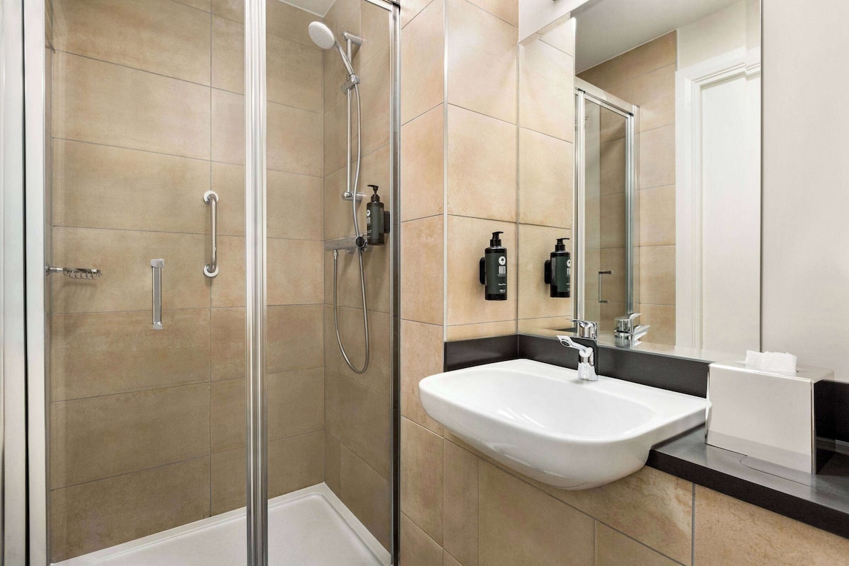 combined shower/bathtub, eco-friendly toiletries, hair dryer, towels
