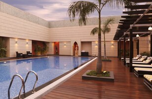 Outdoor pool, pool loungers