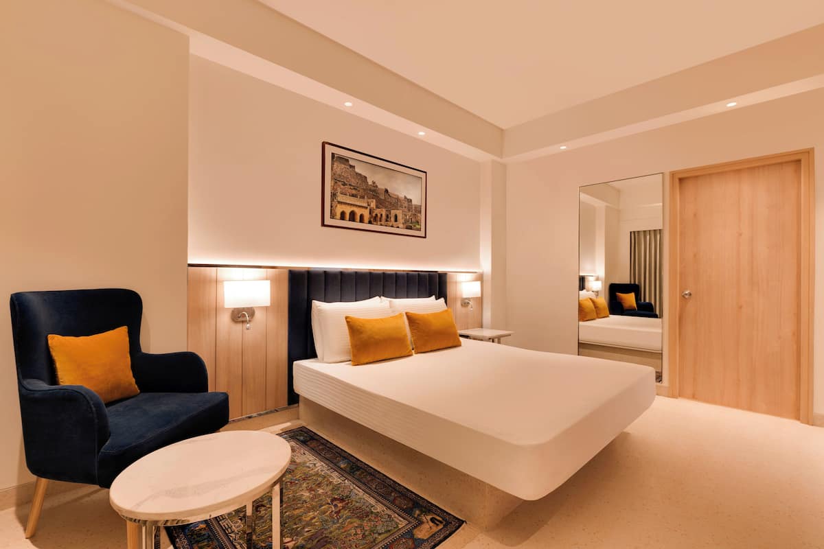 Executive Suite | 1 bedroom, minibar, in-room safe, desk