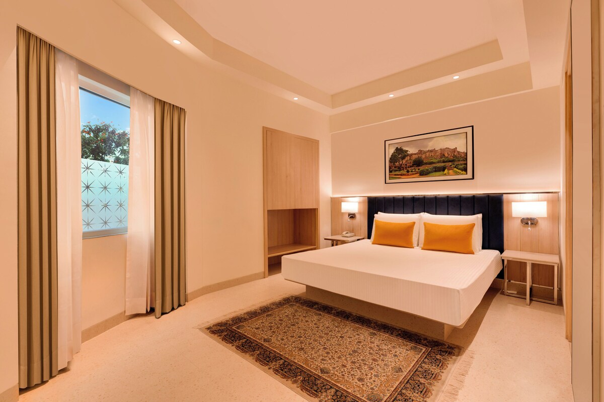 Deluxe Suite | Minibar, in-room safe, desk, laptop workspace