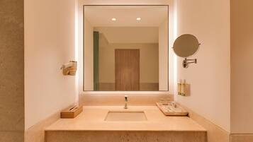 Suite | Badezimmer | Kostenlose Toilettenartikel, Hausschuhe, Handtücher