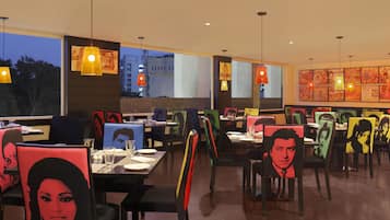 2 restaurants; breakfast, lunch and dinner served