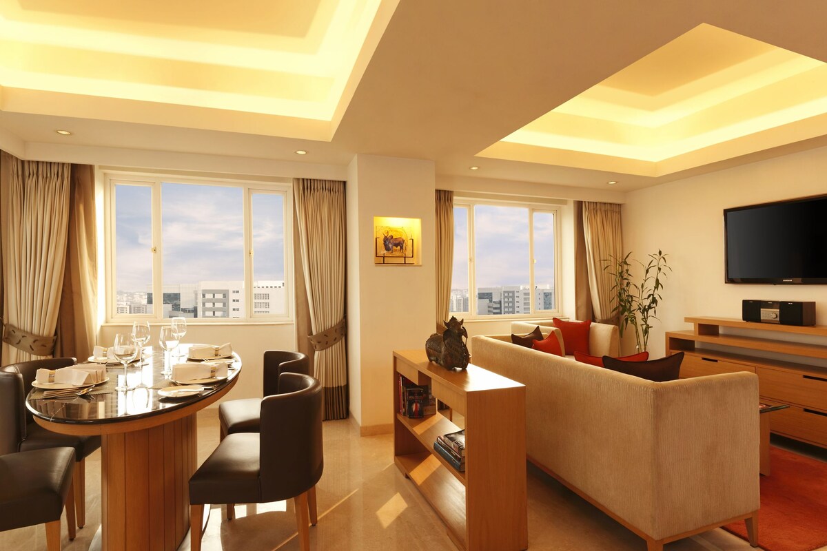 Presidential Suite | Minibar, in-room safe, desk, laptop workspace