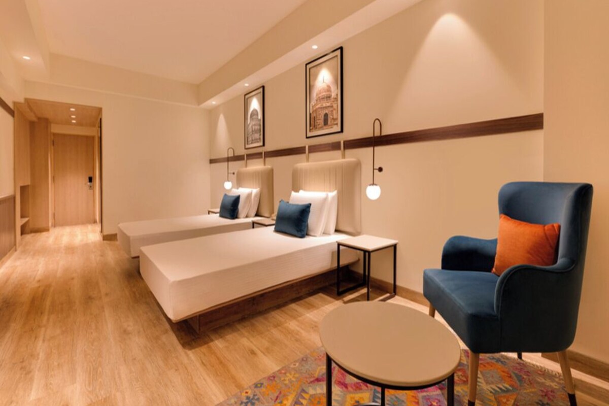 Deluxe Twin Room | Minibar, in-room safe, desk, laptop workspace