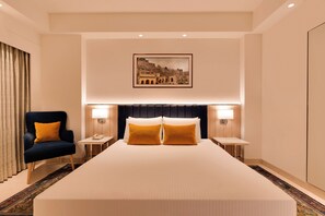 Executive Suite | Minibar, in-room safe, desk, laptop workspace