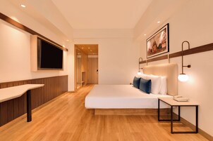 Deluxe Room | Minibar, in-room safe, desk, laptop workspace