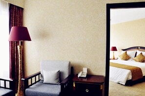 Minibar, in-room safe, alarm clocks - Laurel Hotel (Beijing)