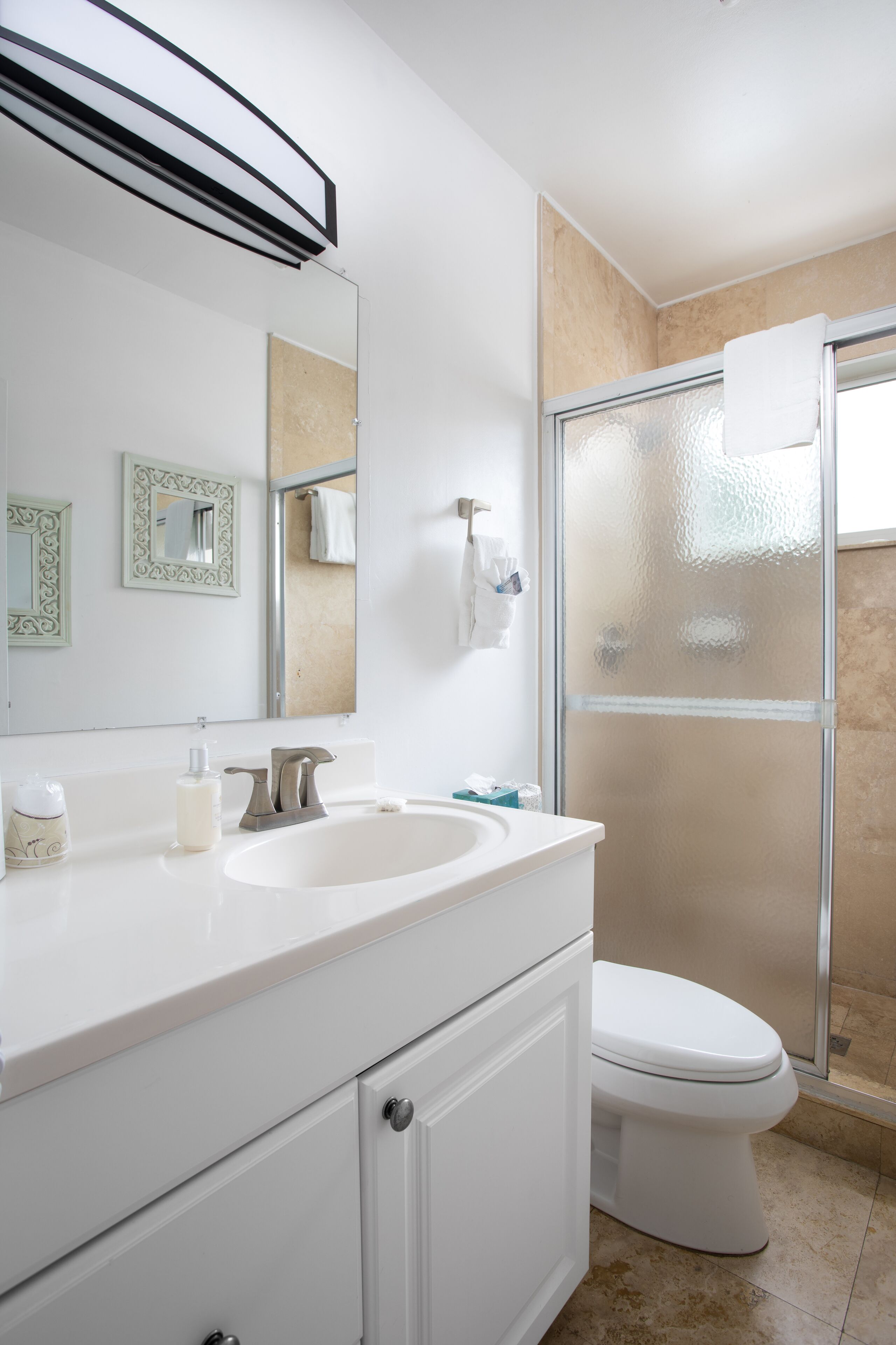 2 Bedroom Apartment - Second Floor Annex | 욕실 | 무료 세면용품, 헤어드라이어, 목욕가운, 타월