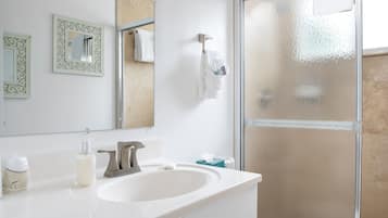 2 Bedroom Apartment - Second Floor Annex | Baño | Artículos de higiene personal gratuitos, secador de pelo y albornoces