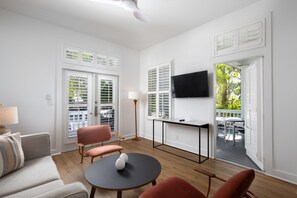 Suite – premium, 1 kingsize-seng med sovesofa | Oppholdsområde | En 37-tommers Flatskjerm-TV med kabel-kanaler samt TV