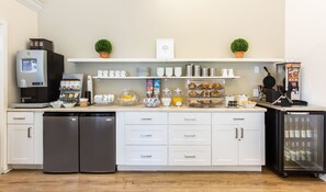 Free daily self-serve breakfast - Paradise Inn Key West - Adults Only (Key West)